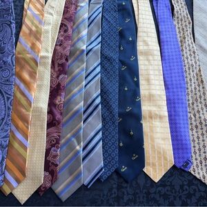 Lot of 10 Mens Silk Ties Ref# 11207
2 bonus ties